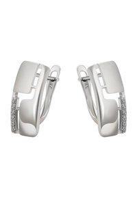 Sidabrinės hinged auskarai su eile mažų skaidrių brangakmenių viename krašte ant balto fono.