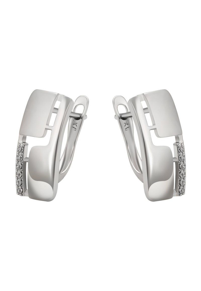 Sidabrinės hinged auskarai su eile mažų skaidrių brangakmenių viename krašte ant balto fono.