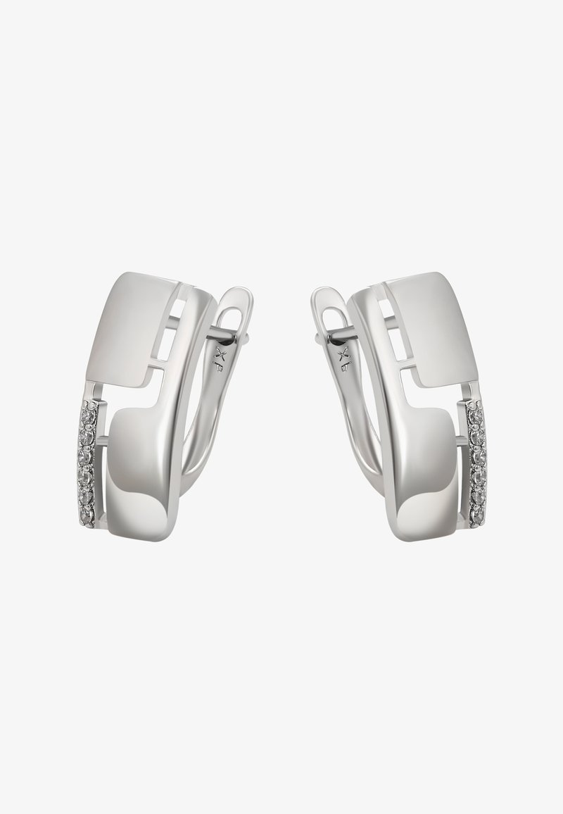 Sidabrinės hinged auskarai su eile mažų skaidrių brangakmenių viename krašte ant balto fono.