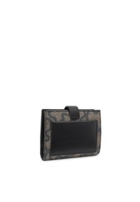 Portefeuille noir et beige en tissu texturé avec un motif léopard, doté d'un devant en cuir noir lisse et d'une fermeture à pression.