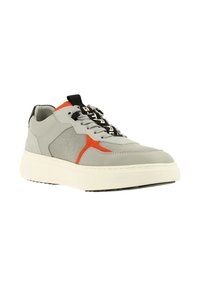 Grafietkleurige sneakers met een gestructureerde afwerking, voorzien van oranje accenten, zwarte details en witte plateauzolen. Ronde veters bevatten merkbranding.