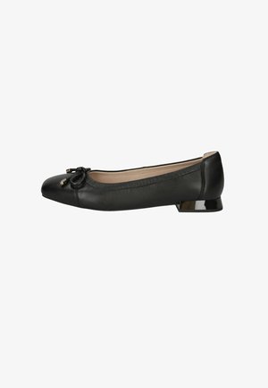 Schwarze Leder-Ballerinas mit abgerundeter Zehe, Schleifenakzent und einem niedrigen, glänzenden schwarzen Absatz. Glatte Textur mit gesteppten Details.