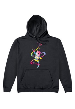 Sort hættetrøje med et farverigt grafisk design af en bjørnefigur med bånd og stjerner, frontlomme med kenguru-lomme og justerbar snor i hætten.