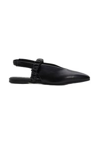Scarpa slingback nera in pelle con punta affusolata, dettaglio della fascia arricciata e suola piatta. Texture liscia con accenti di design minimali.