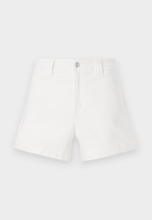Hvide denimshorts med klassisk snit, der har en frontlukning med knap, bæltestropper og en glat, tekstureret overflade.