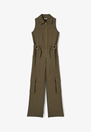 Mono sin mangas de color verde oliva con cremallera frontal, cuello puntiagudo, dos bolsillos laterales con hebillas doradas y bolsillos cargo en las piernas.