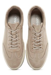 Zapatillas de ante beige con parte superior suave, puntera redonda y cordones a juego. Suela de goma color crema con sutilezas en la costura.