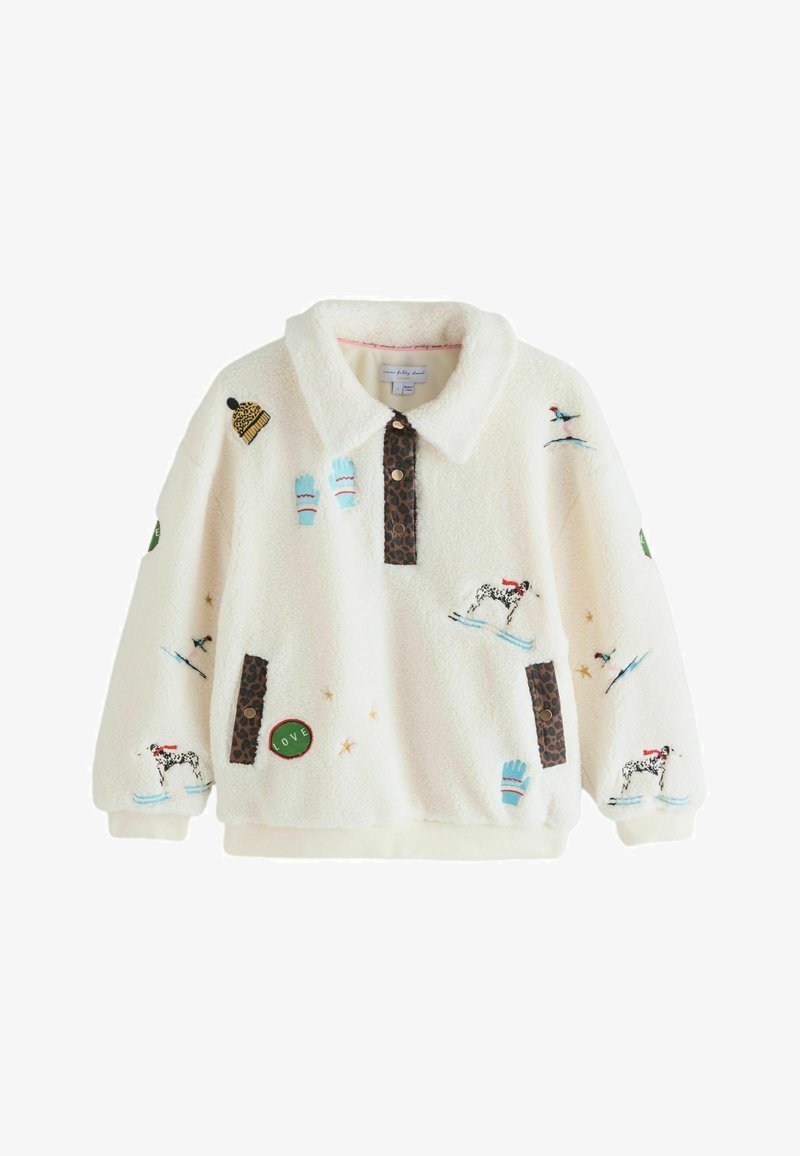 Witte fleece trui met kraag, met kleurrijke borduurwerk van handschoenen, een muts en honden die skiën. Bruine stof met vlekken accenten.