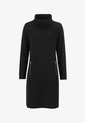 Svart ribbad klänning med hög krage, långa ärmar och två sidofickor med dragkedja. Tillverkad av textil med struktur och rak skärning.