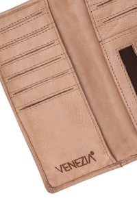 Indvendig af en lys brun læderpung med flere kortholdere og en foto-ID lomme, med præget "VENEZIA" branding i nederste hjørne.