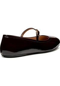 Ballerina in vernice bordeaux lucida con punta arrotondata e una sottile cinghia alla caviglia con dettaglio di fibbia dorata. Suola piatta.