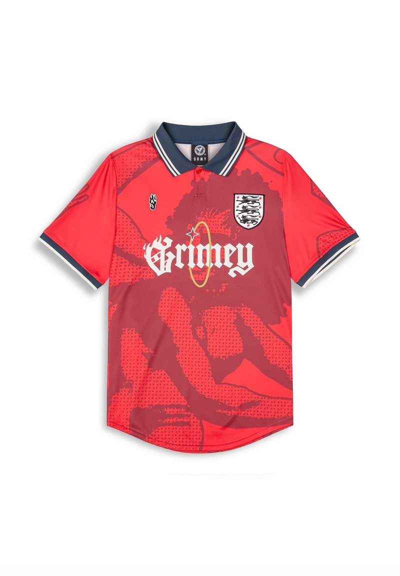 Rotes Polohemd mit großem grafischen Muster, "Grimey"-Logo und Wappen auf der linken Brust. Es hat einen marineblauen Kragen und gestreifte Akzente.
