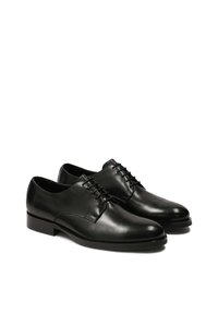 Pantofi de piele negri, cu textură netedă, design cu șireturi, vârf rotund și toc plat; apariție minimală și fără logo-uri vizibile.