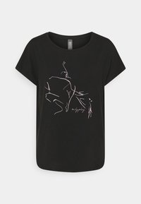 Camiseta negra de manga corta con un corte relajado. Presenta un dibujo de línea fina en rosa claro y el nombre de la marca en cursiva. Textura de tela suave.
