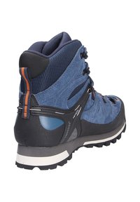 Scarponcino da trekking alto in suede blu, con accenti neri e arancioni, pannelli in rete testurizzata e suola robusta per una buona aderenza.