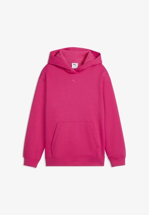 Élénk rózsaszín Puma kapucnis pulóver kenguruzsebbel, hosszú ujjal és kapucnival, fehér háttér előtt bemutatva.