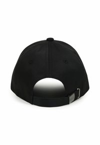 Cappello nero con una superficie in tessuto liscio, cinturino regolabile sul retro, bottone tondo in cima e occhielli ricamati per la ventilazione.