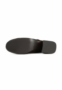 Semelle de chaussure en daim marron avec un design plat, présentant un motif de grip texturé et un talon en caoutchouc pour la stabilité et le confort.