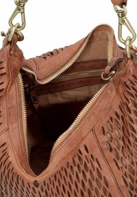 Borsa a mano in pelle color tan con motivo a intaglio, dotata di un ampio scomparto con zip e di una tasca interna con zip. Hardware in metallo visibile.