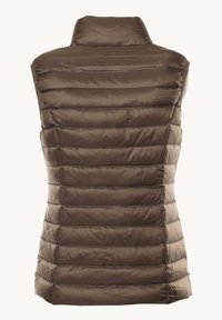 Brun, ærmeløs puffer vest med høj krave, der har vandrette quiltede sektioner til isolering og en glat, skinnende tekstur.