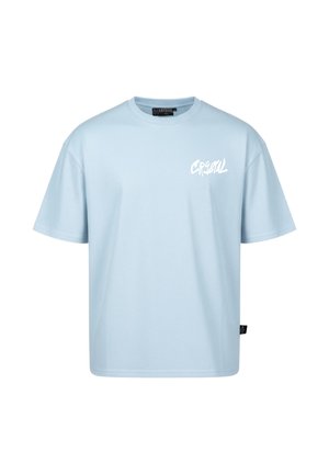 Hellblaues T-Shirt mit kurzen Ärmeln und weißem "CRYSTAL"-Logo auf der oberen linken Brustseite und einem kleinen schwarzen Seitenschild.