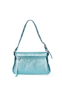 Borsa a mano metallic turquoise con una texture liscia, dotata di una tasca con zip, una tracolla regolabile con accenti circolari e una chiusura a pattina.