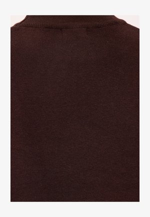 Pull marron présentant une texture côtelée et un col montant. Le tissu semble doux et près du corps, idéal pour une tenue décontractée.