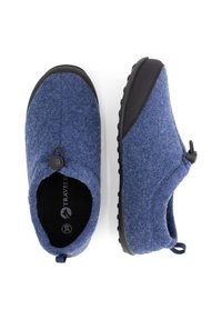 Een paar blauwe vilten instapslippers met zwarte rubberen zolen en verstelbare koordsluitingen, maat 39.