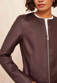 Friends Like These COLLARLESS - REGULAR FIT - Veste en similicuir - red