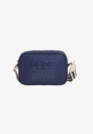 Navyblaue rechteckige Tasche aus glattem Material; mit geprägtem "PEPE JEANS"-Logo auf der Vorderseite und einem gemusterten verstellbaren Tragegurt.
