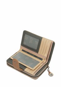 Cartera con cremallera en cuero gris y beige, que cuenta con múltiples compartimentos para tarjetas, una ventana transparente para identificación y un acento decorativo en forma de llavero.