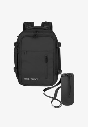 Schwarzer Nylon-Rucksack mit mehreren Fächern, Reißverschlüssen und verstellbaren Gurten. Inklusive einem abnehmbaren zylindrischen Beutel mit Kordelzugverschluss.