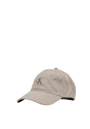 Cappellino da baseball beige Calvin Klein con visiera curva e cinturino regolabile, con piccolo logo nero e arancione al centro davanti.