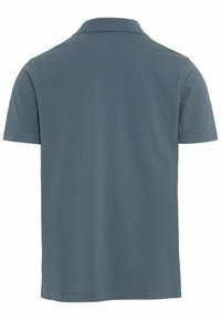 Polo tričko s krátkým rukávem v tlumené modré barvě, s klasickým límečkem, měkkým bavlněným materiálem a rovním lemem bez ozdob.
