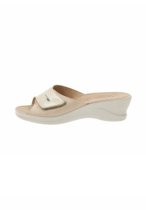Infradito con zeppa beige, con una parte superiore testurizzata e punta aperta. Presenta un accento lucido e una soletta imbottita per il massimo comfort. Design leggero.