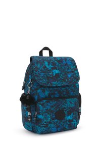 Zaino blu e nero con una chiusura a pattina, tasca frontale con cerniera e un charm. Realizzato in tessuto con una superficie testurizzata.