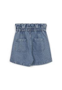 Shorts en denim avec une taille élastique froncée, deux poches arrière, de couleur bleu clair, et une coupe décontractée avec un ourlet brut.