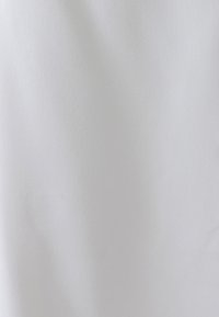 Tissu blanc avec une texture lisse et mate, pr�ésentant un léger éclat. Aucune motif ou impression n'est visible. Couleur uniforme dans tout le tissu.