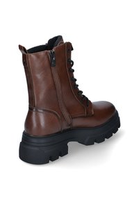 Botte cheville en cuir brun avec une fermeture éclair sur le côté, lacets noirs, bout rond, semelle en caoutchouc épaisse et finition texturée. Présente des détails de couture robustes.