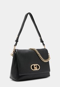 Schwarze Lederhandtasche mit strukturiertem Oberflächendesign, einem goldenen Kettenakzent und einem goldenen ovalen Logo. Verstellbarer Tragegurt mit glatter Oberfläche.