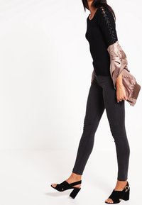 Morgan Stickad tröja - black