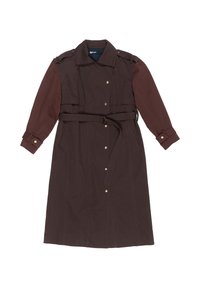 Brązowy płaszcz trencz z długimi rękawami, zapięciami na guziki, paskiem w talii oraz kontrastowymi bordowymi rękawami. Wykonany z trwałej tkaniny, z bocznymi kieszeniami.