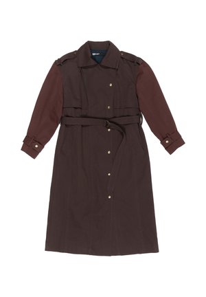 Gabardina marrón con mangas largas, cierre de botones, cinturón en la cintura y mangas contrastantes en color burdeos. Fabricada con tela resistente, cuenta con bolsillos laterales.