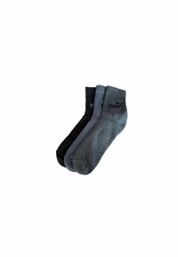 Drei Paar Knöchelsocken in Schwarz, Dunkelgrau und Hellgrau. Hergestellt aus einem weichen, dehnbaren Material mit gerippten Bündchen und Logodetails.