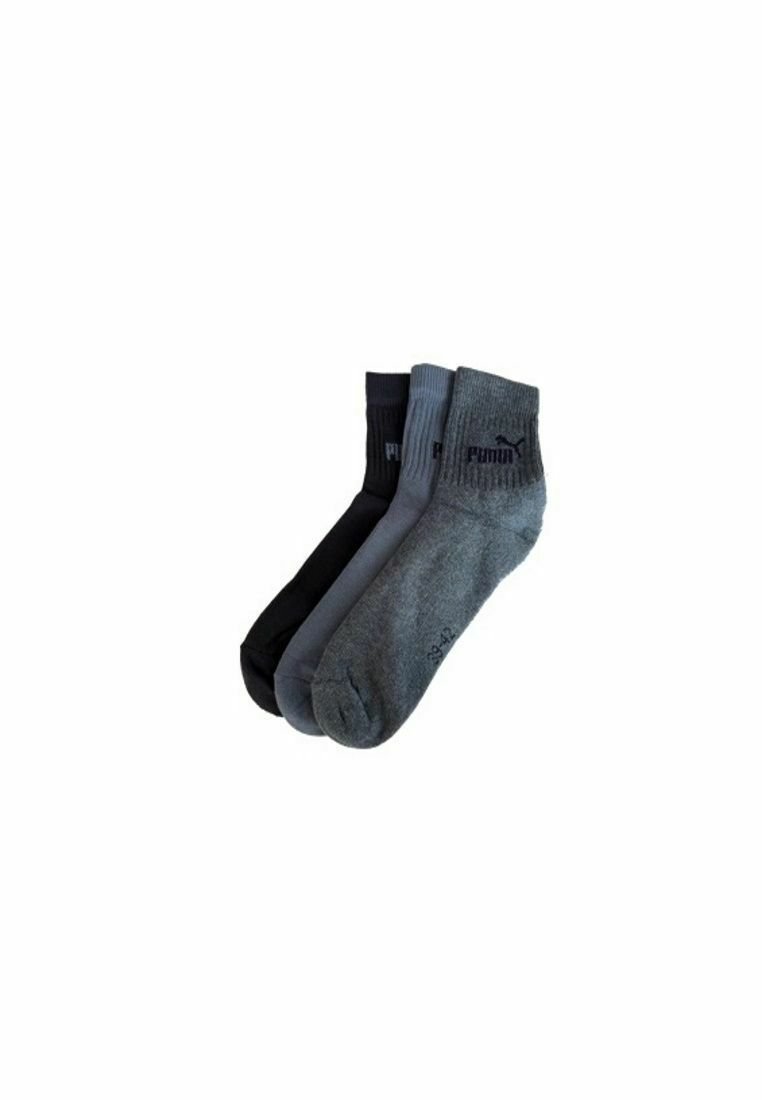 Drei Paar Knöchelsocken in Schwarz, Dunkelgrau und Hellgrau. Hergestellt aus einem weichen, dehnbaren Material mit gerippten Bündchen und Logodetails.
