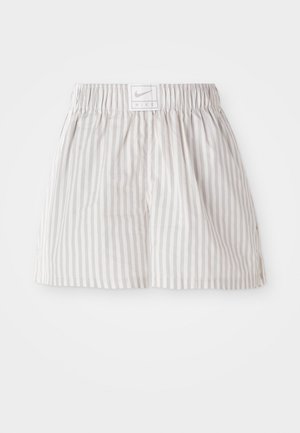 Hellgraue gestreifte Shorts aus weichem Stoff. Verfügt über einen elastischen Bund mit einem Nike-Logo-Tag in der Mitte.