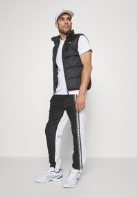 Lacoste Sport TENNIS PANT - Pantalones deportivos - noir/blanc