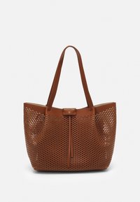 Brun læder tote taske med perforeret design, top håndtag og centrallukning med snoretræk. Har et brandlogo på forsiden.