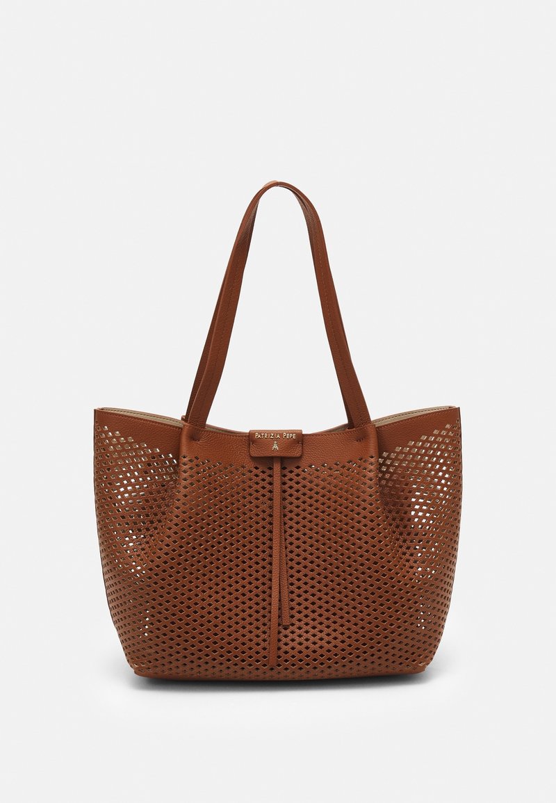 Brun læder tote taske med perforeret design, top håndtag og centrallukning med snoretræk. Har et brandlogo på forsiden.