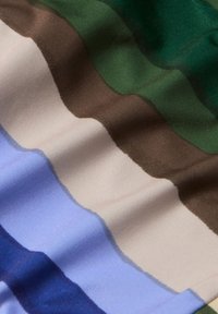 Seidiger Stoff mit wellenförmigen Streifen in Grün, Braun, Beige, Hellblau und Dunkelblau. Glatte Textur mit einem subtilen Glanz.